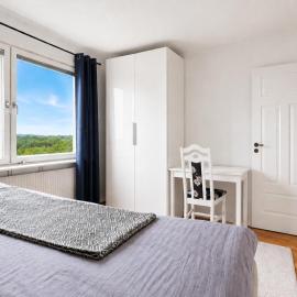 Room in Apartment with Shared Bathroom and Kitchen