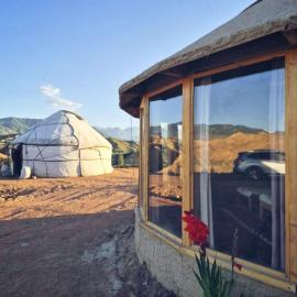 Asman Tör Yurt Camp، فندق في Tong