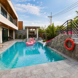 Hello Pattaya Pool Villa Brand New 5BR Luxury, hotel in Ban Huai Yai