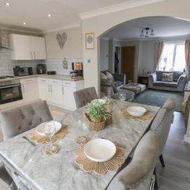 Beautiful 3-Bed sleeps 5 Family Home, Metro & Motorway Links