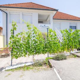 Déli Terasz A Apartman Free parking, self-check-in anytime, hotel in Győr