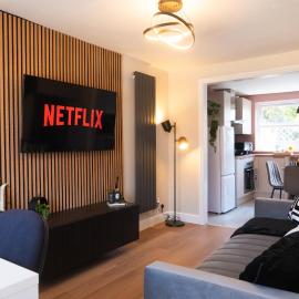 Modern 2-Bedroom House - Walk to Hospital & Town Centre - Free Parking & Private Garden, khách sạn ở Reading