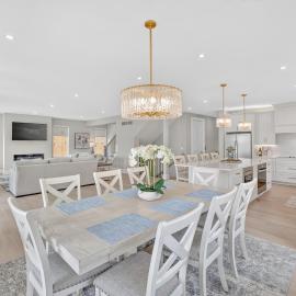 7BR Bay Harbor retreat with waterfront access, pool, hot tub & fireplace, hotel v destinácii Petoskey
