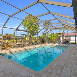 Unwind on Windsor: Yacht Club area Canal/Pool Home