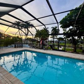 Unwind on Windsor: Yacht Club area Canal/Pool Home