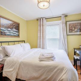 Viesnīca Room B5 Shared bathroom queen Bed Washer Dryer pilsētā Ročestera
