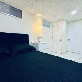 Luxury Designer Room With Workspace Smart TV and Fast Wifi, hotel in Haledon