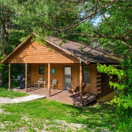 Romantic Cabin w Hot Tub Near Old Mans Cave, khách sạn ở Logan