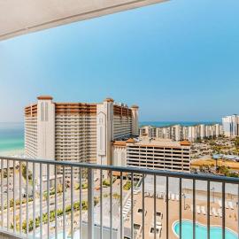 Beautiful 2 BD Condo with city and ocean views Pools & Hot tubs