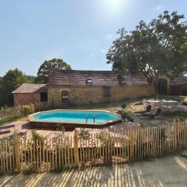 Grange périgourdine avec piscine, Hotel in Paulin