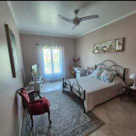 Suite privée indépendante, hotel in Noves