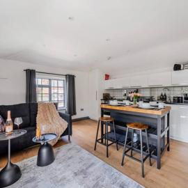 Stylish 2-Bed Apartment Steps from Guildford High Street