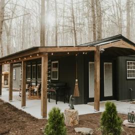 Creekside Cabin: Sauna | Hot Tub | Fire Pit | Romantic | Peaceful | Cozy, Hotel in Delta