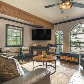 Private Hot Tub & Dock: Lakefront Grove Retreat!, hotel di Grove