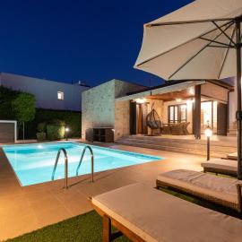 Villa Elysia Argaka - Seaview Bungalow Villa with Private Pool, Garden, Panoramic Roof Terrace and 3-Min Walk to Sea, готель у місті Арґака