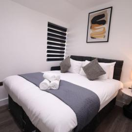 Modern 4-Bed Watford Flat - 20-min to London