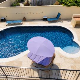 Loge au PtitBonheur Piscine et Jacuzzi selon logement, hotel a Montélimar