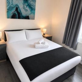 Large 4-Bedrooms Corporate Flat, Free Parking - Amazing Location