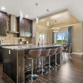 Large Detached Near Anthony Henday in Albany with 2 Living Rooms, Netflix, Office Space, AC, Perfect for Families, Sleeps 13