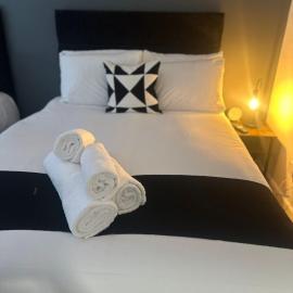 Spacious 4-Bedrooms Corporate Flat - Prime Location, hotel di Watford