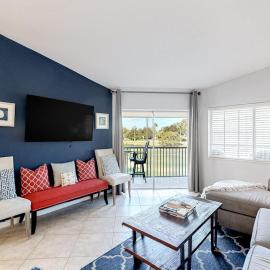 Dog-friendly condo with a shared outdoor pool & fast WiFi - steps from beach