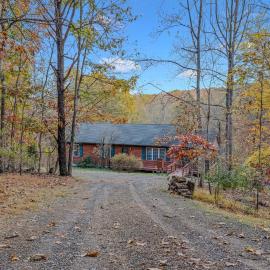 Creekview Cabin - Hot Tub, EV Station, Pet Friendly, Screen Porch, Wifi, Grill, Fire Pit, Deck, Family Friendly, Game Room, King Bed, hotel a Morton Grove