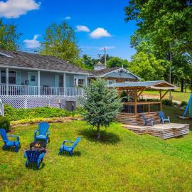 Lakefront Mountain Oasis