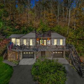 Herons Rest -- Riverfront, Fire Pit, All seasons Porch, Grill, Games, Fishing, Deck, Wifi, River view, Hotel in Great Cacapon