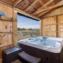 Rock Creek Canyon 1BR, Hot Tub, Sauna, Fire Pit, viešbutis mieste Tvin Folsas