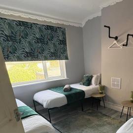 Comfortable, Budget Friendly 3 BR HSE,QMC,Nottingham University,Wollaton Park,Sleeps 7