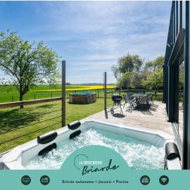 L'Evasion, Piscine et jacuzzi, hotel in Lescherolles