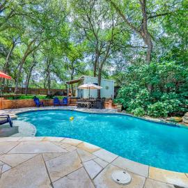 Luxe Hill Country Home w/ Resort-Style Pool!，布達的飯店