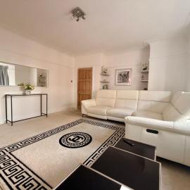 Luxurious 2BR stay in London-GerrardsCross-Wembley-private carpark-short walk to train station, מלון בג'רארדס קרוס