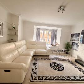 Luxurious 2BR stay in London-GerrardsCross-Wembley-private carpark-short walk to train station, מלון בג'רארדס קרוס