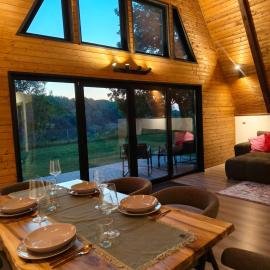 Sava A-Frames Riverfront Cabins，位于Ravnje的酒店