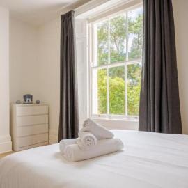 Elegant 2BR Ground-Floor Teddington Flat Modern Comfort