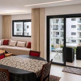 Viesnīca Elegant 2 Bedroom Apartment with Pool View & Balcony pilsētā Martila