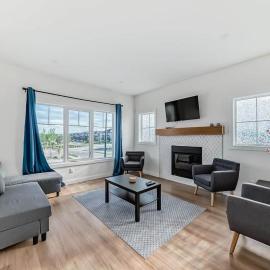 Free Parking | Relaxing 3BR Cochrane Home, hotel u gradu 'Cochrane'