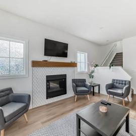 Free Parking | Relaxing 3BR Cochrane Home, hotel u gradu 'Cochrane'