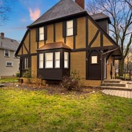 Rochester Gem: 3BR Near All!, hotel in Rochester