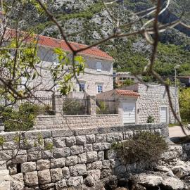Waterfront villa with fantastic view, hotel di Dobrota