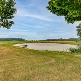 Unplug & Unwind! Romulus Family Gem w/ Swim Pond, hotel in Romulus