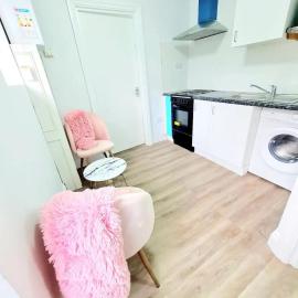 Comfortable 2 Bed Apartment- Pass the Keys