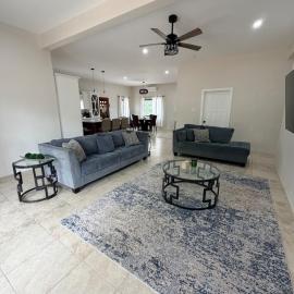 The Luxe Farmhouse -Near International Airport, Parking, BBQ & Hammock: Ladyville şehrinde bir otel