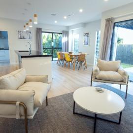 Orewa Coastal Executive Retreat - 5 Beds & 5 Private Baths, hotel in Orewa