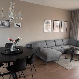 Cozy Family Home with Hot Tub, hotel a Keflavík