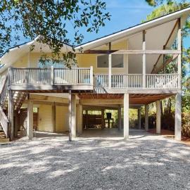 Snowbird friendly home near the beach with deck outdoor shower laundry, hotel in St. George Island