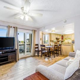 Beachfront condo with balcony pools sauna & ocean views - snowbird-friendly