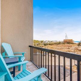 Beachfront condo with balcony pools sauna & ocean views - snowbird-friendly