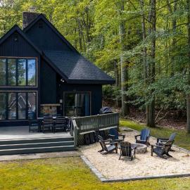 Luxe Farmhouse Chalet Sleeps 12 in Lake Harmony! Lakeview, Hot Tub, Fire pit, Games, hotel u gradu 'Lake Harmony'